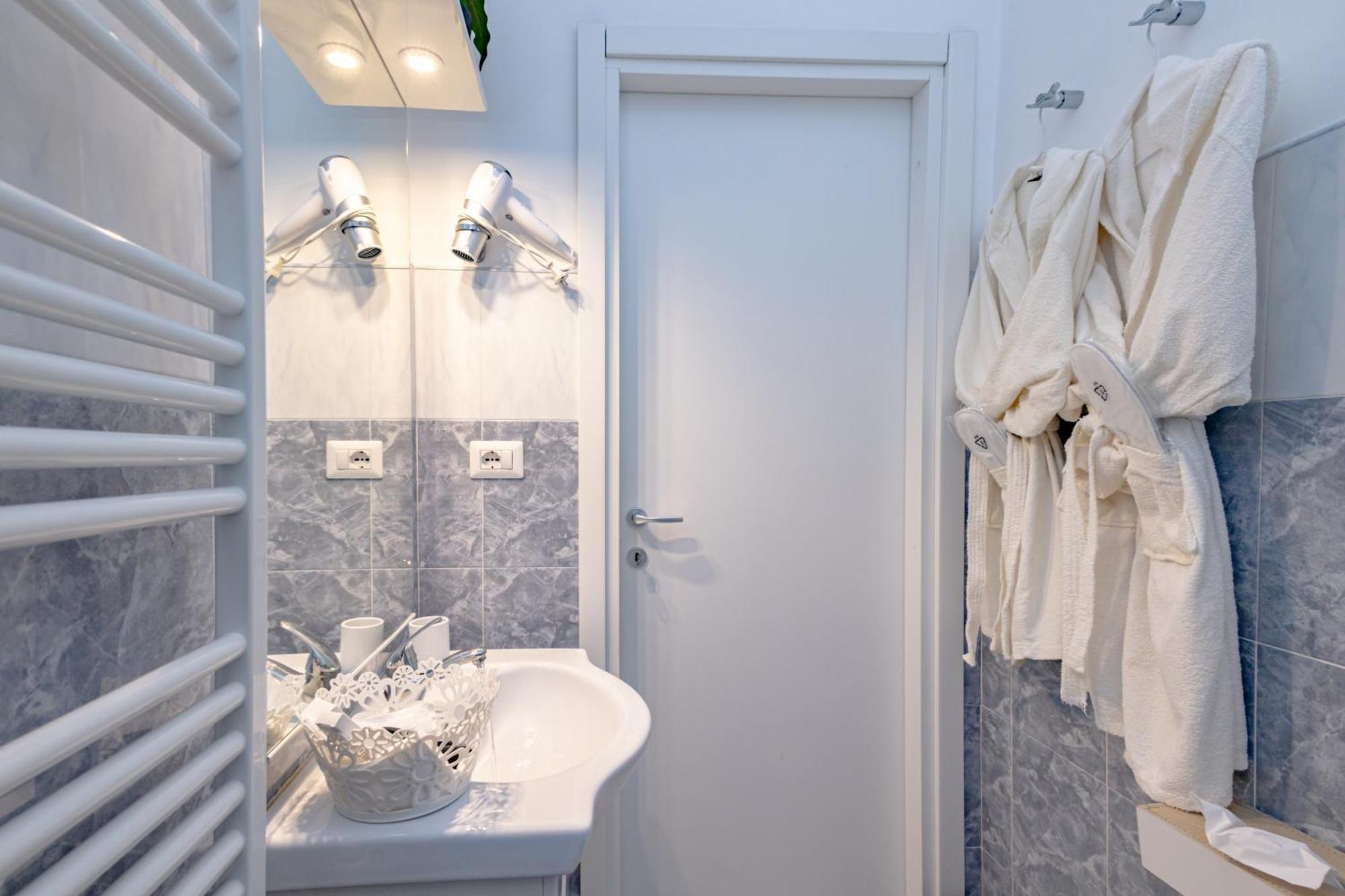 Dolce Casa Di Sve Vicino La Stazione Apartment Genoa Bagian luar foto